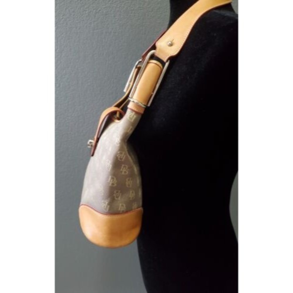 Pre-owned Dooney & Bourke Leather Hobo Handbag 1 Zipper Pocket Buckle Closure - Picture 3 of 13